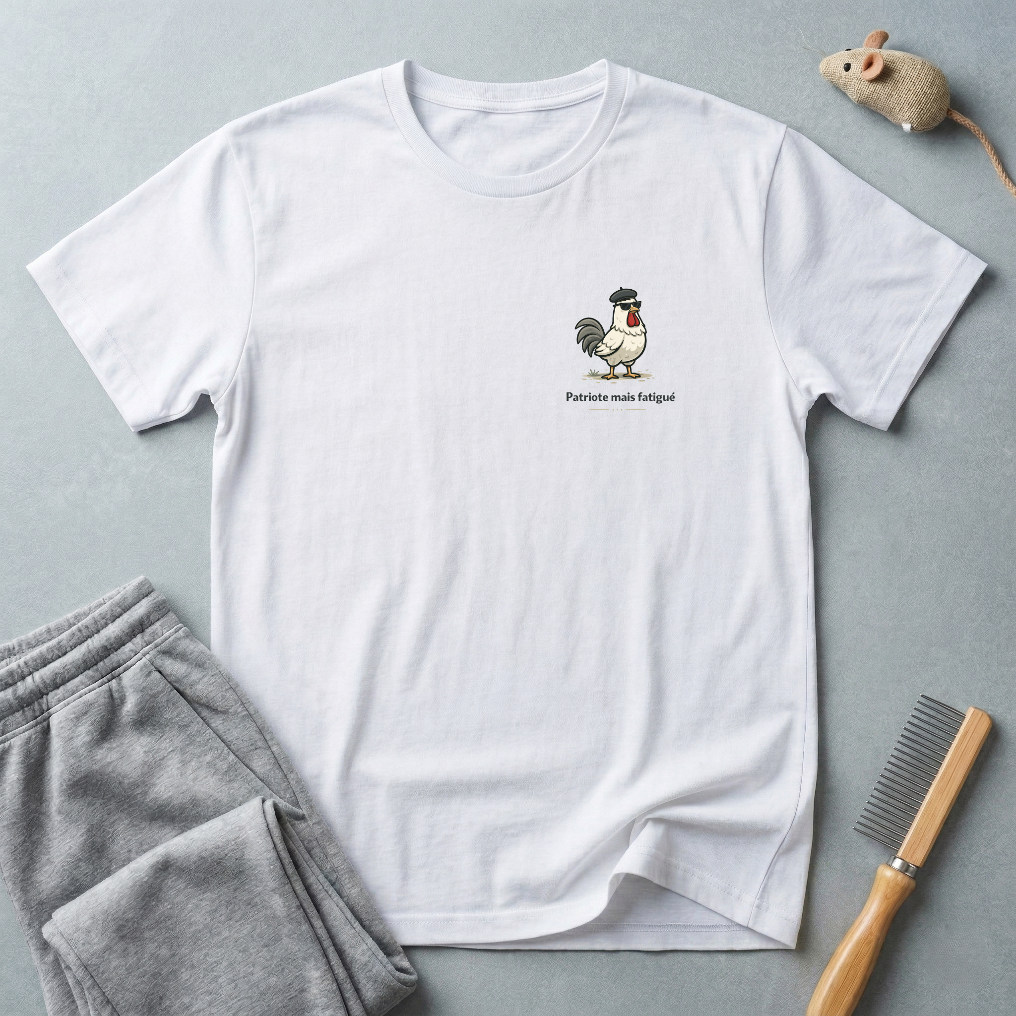 "Patriote mais fatigué" Illustration coq T‑Shirt