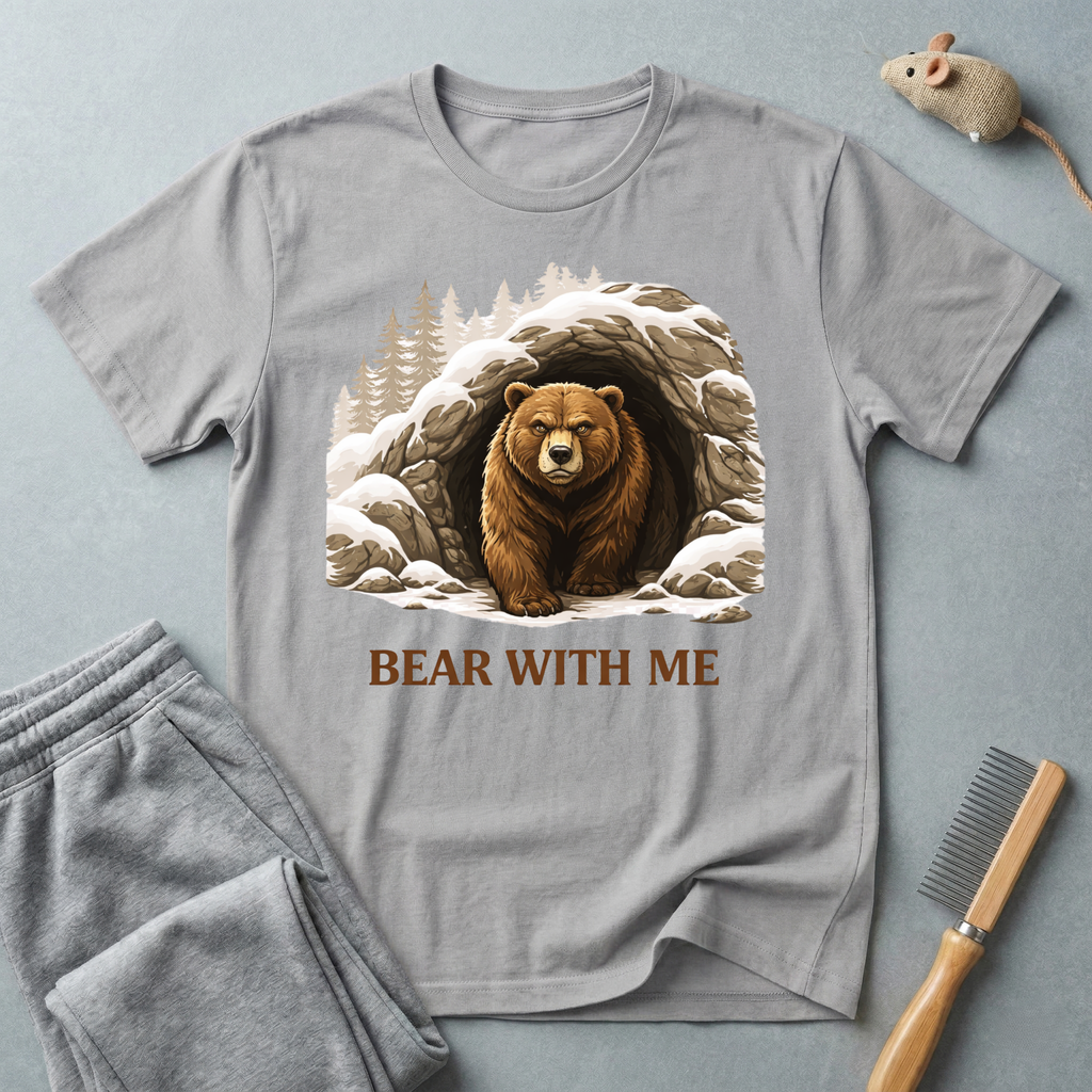 T-shirt «Bear With Me» — T-shirt graphique ours des bois cosy