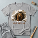 T-shirt «Bear With Me» — T-shirt graphique ours des bois cosy
