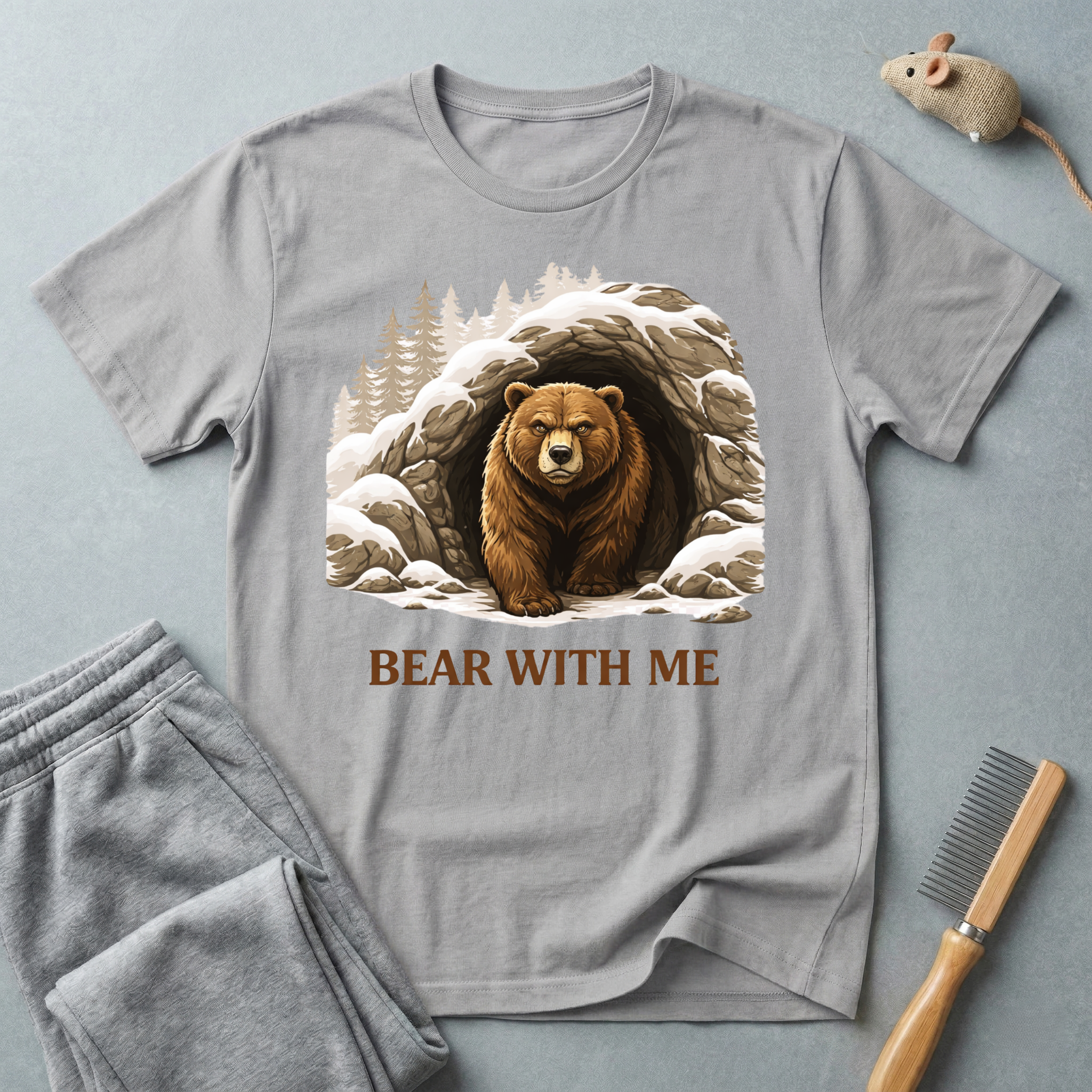 T-shirt «Bear With Me» — T-shirt graphique ours des bois cosy