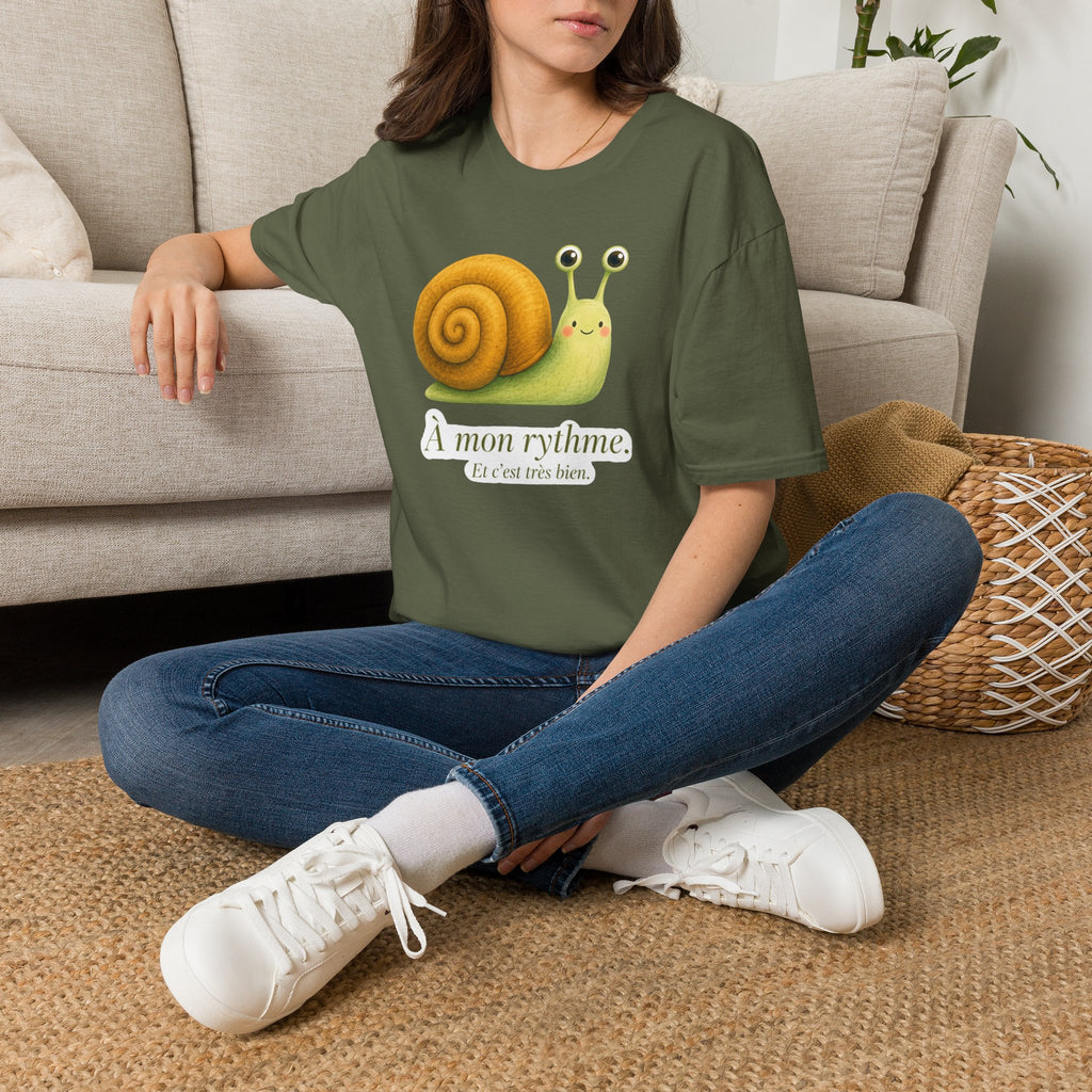 T-shirt illustré avec escargot — « À mon rythme. » — Adorable T-shirt « slow living »