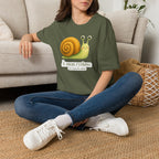 T-shirt illustré avec escargot — « À mon rythme. » — Adorable T-shirt « slow living »