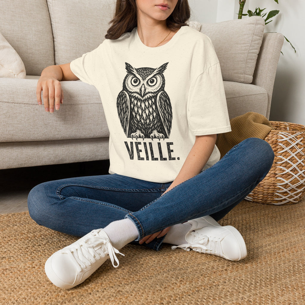 T-shirt illustré avec hibou — « VEILLE. » — T-shirt graphique vintage de veille nocturne