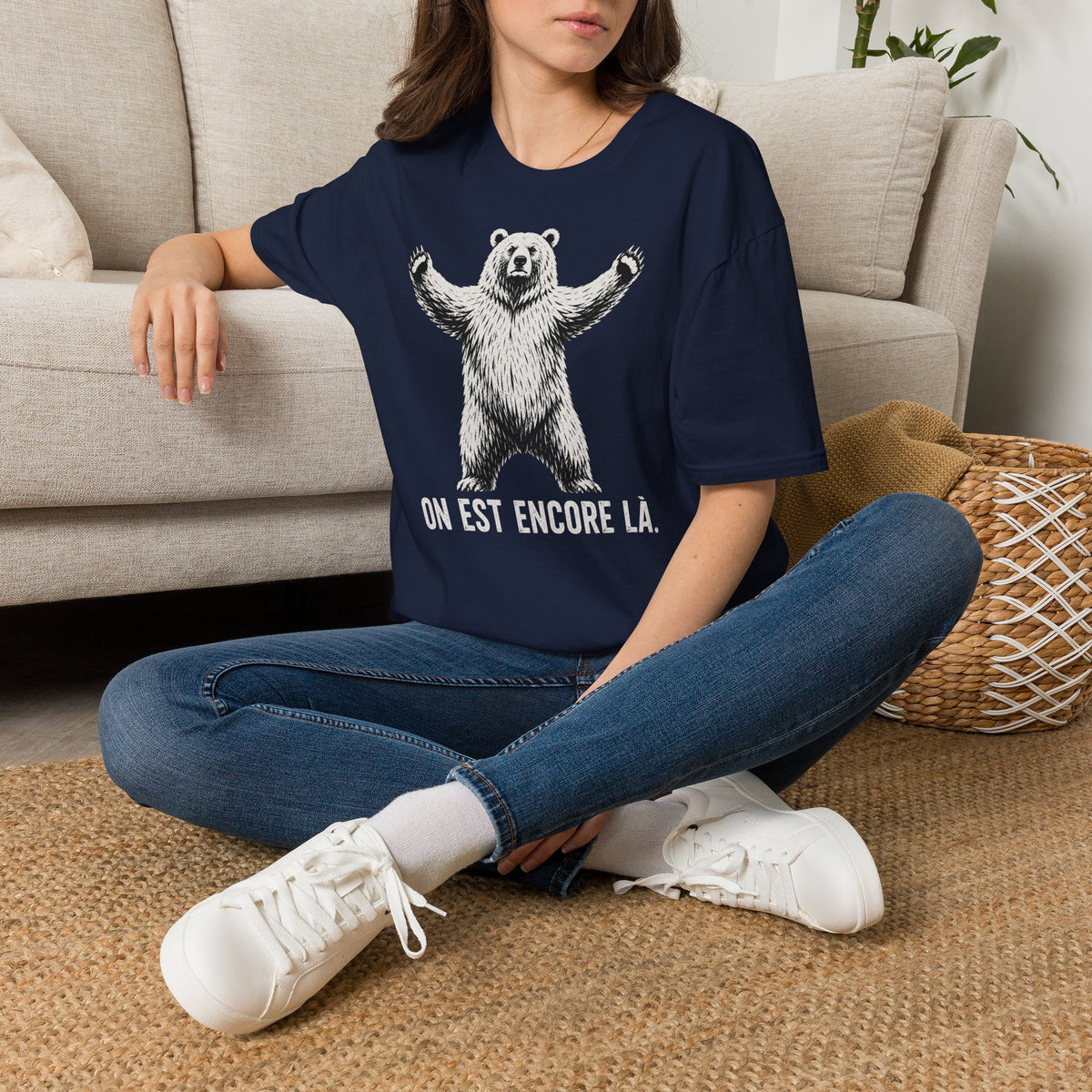 T-shirt graphique avec ours — « On est encore là » — Style vintage