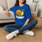 T-shirt illustré avec escargot — « À mon rythme. » — Adorable T-shirt « slow living »