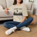 T-shirt « La forêt tient » — T-shirt graphique sur le thème des bois