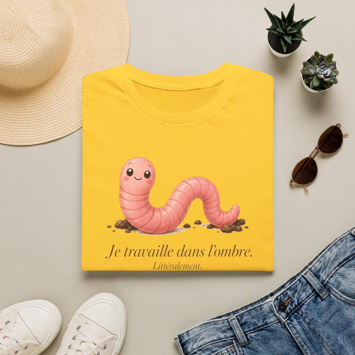 T-shirt avec ver de terre mignon — « Je travaille dans l’ombre »