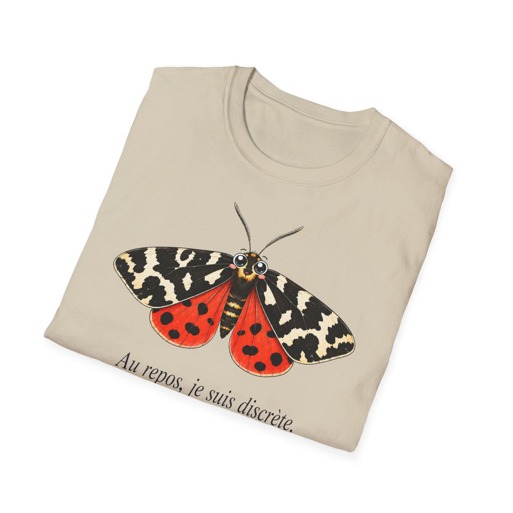 T-shirt illustré avec papillon de nuit — « Au repos, je suis discrète. En vol, je révèle le nuage. »