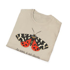 T-shirt illustré avec papillon de nuit — « Au repos, je suis discrète. En vol, je révèle le nuage. »
