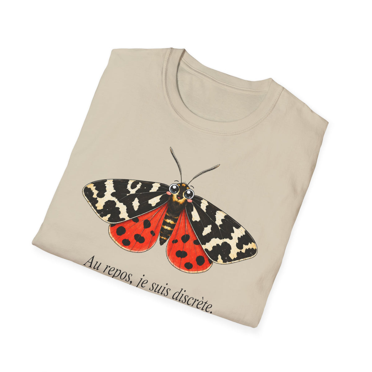 T-shirt illustré avec papillon de nuit — « Au repos, je suis discrète. En vol, je révèle le nuage. »