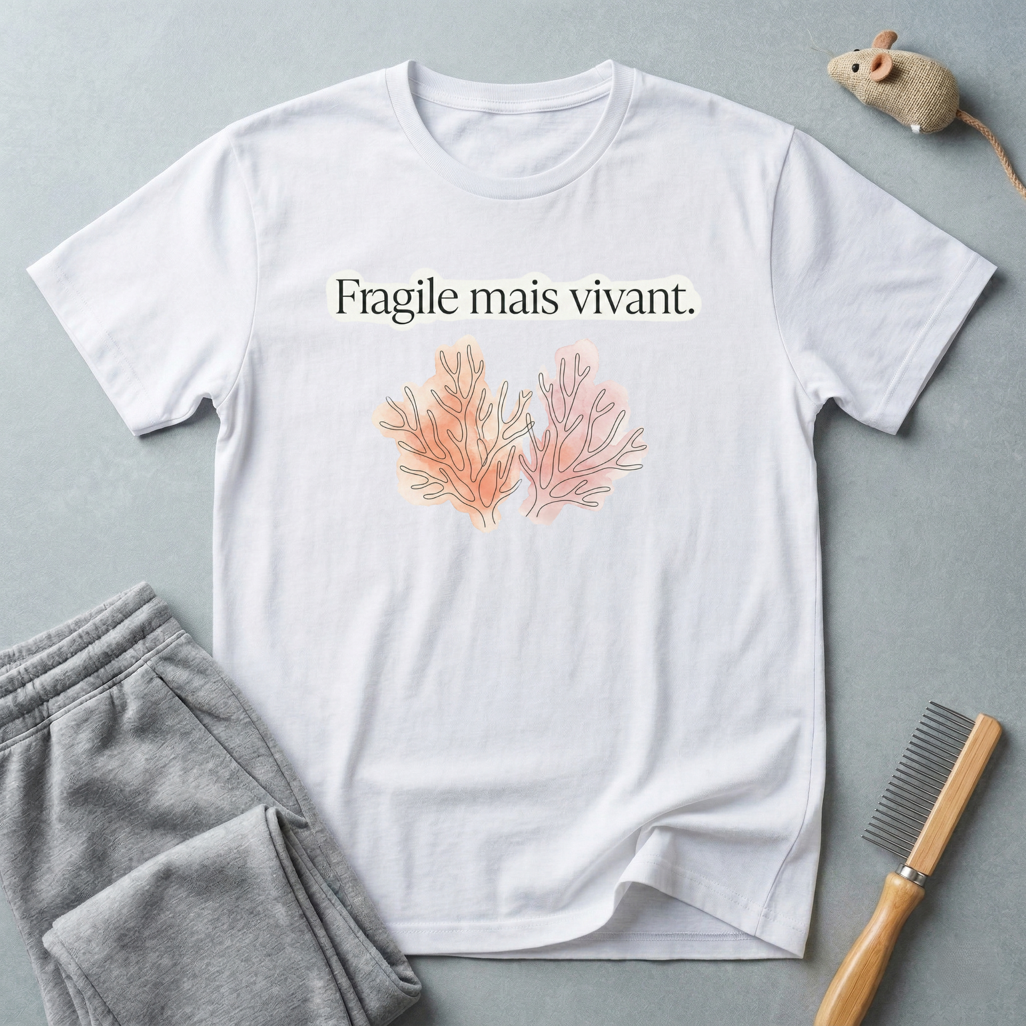 T-shirt floral « Fragile mais vivant. » — T-shirt citation française avec illustration botanique pastel
