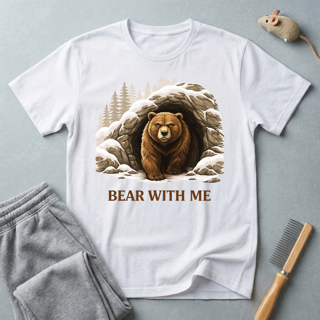 T-shirt «Bear With Me» — T-shirt graphique ours des bois cosy
