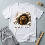 T-shirt «Bear With Me» — T-shirt graphique ours des bois cosy