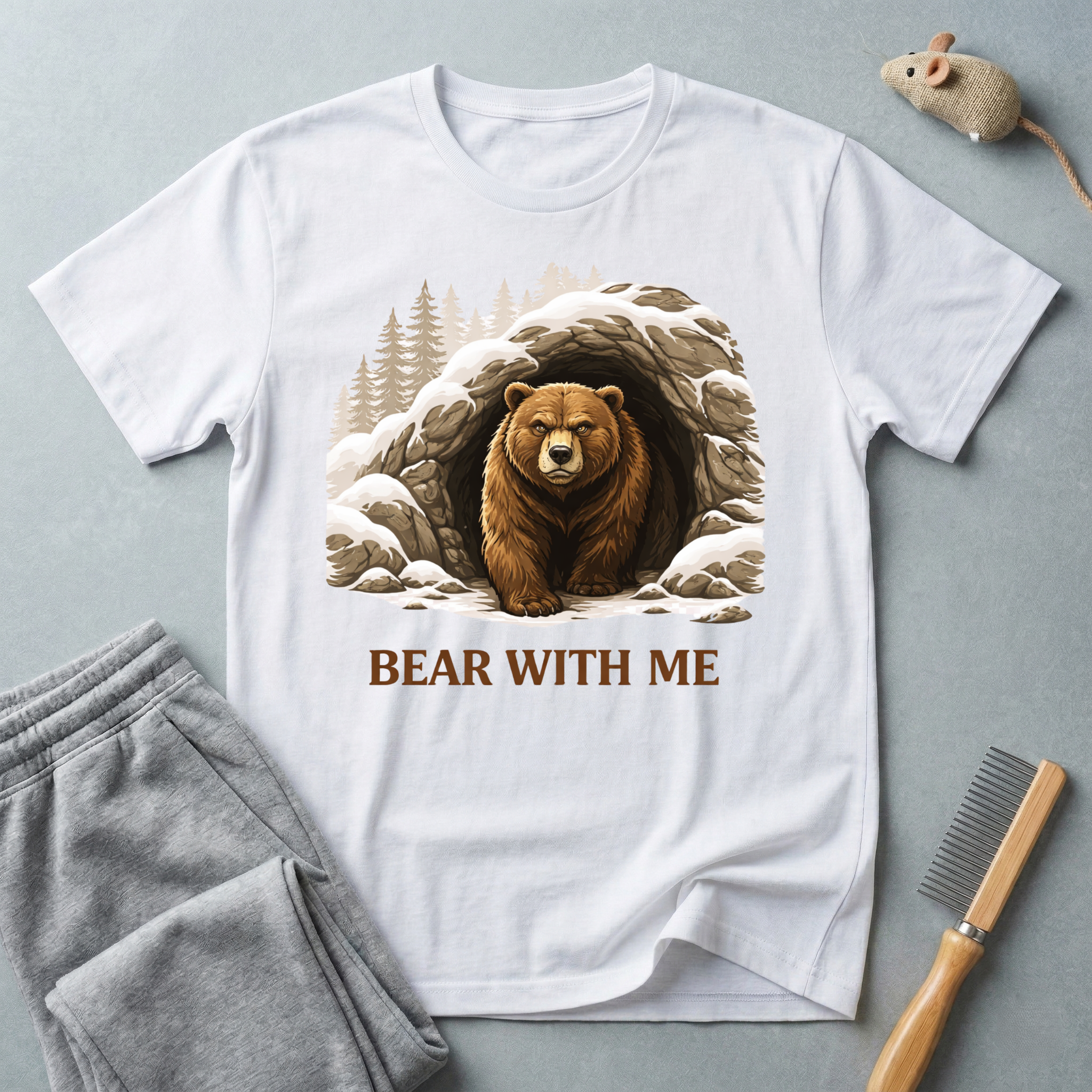 T-shirt «Bear With Me» — T-shirt graphique ours des bois cosy