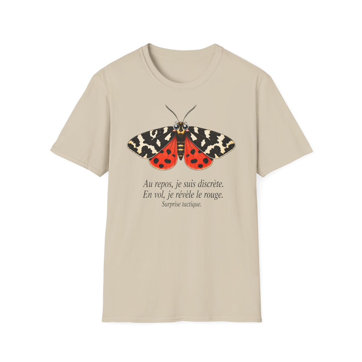T-shirt illustré avec papillon de nuit — « Au repos, je suis discrète. En vol, je révèle le nuage. »