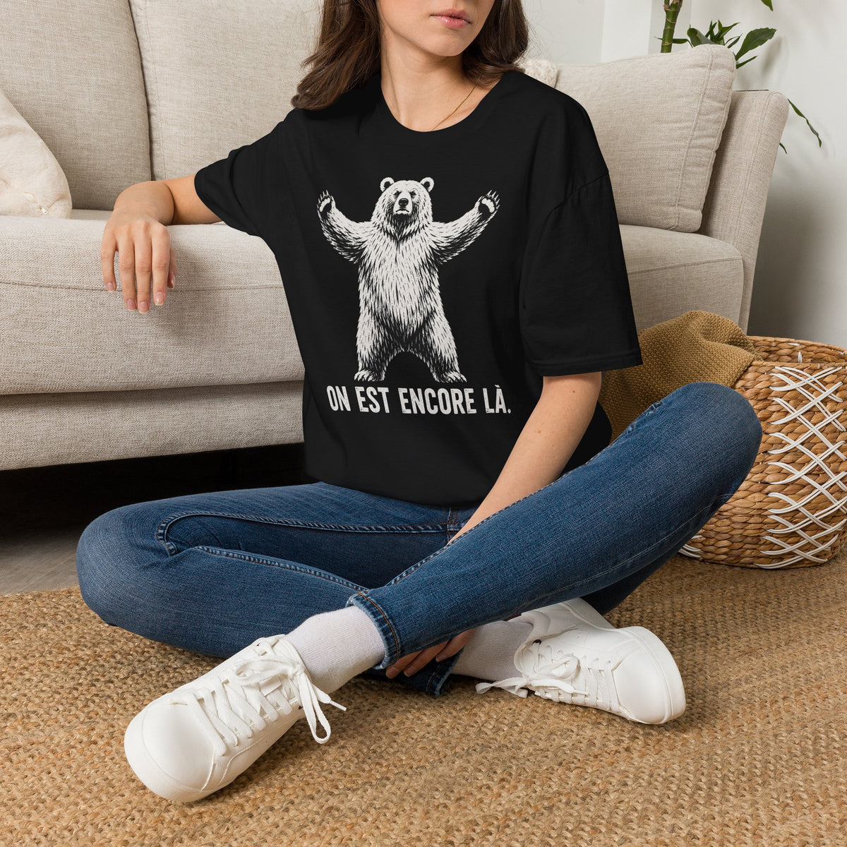 T-shirt graphique avec ours — « On est encore là » — Style vintage