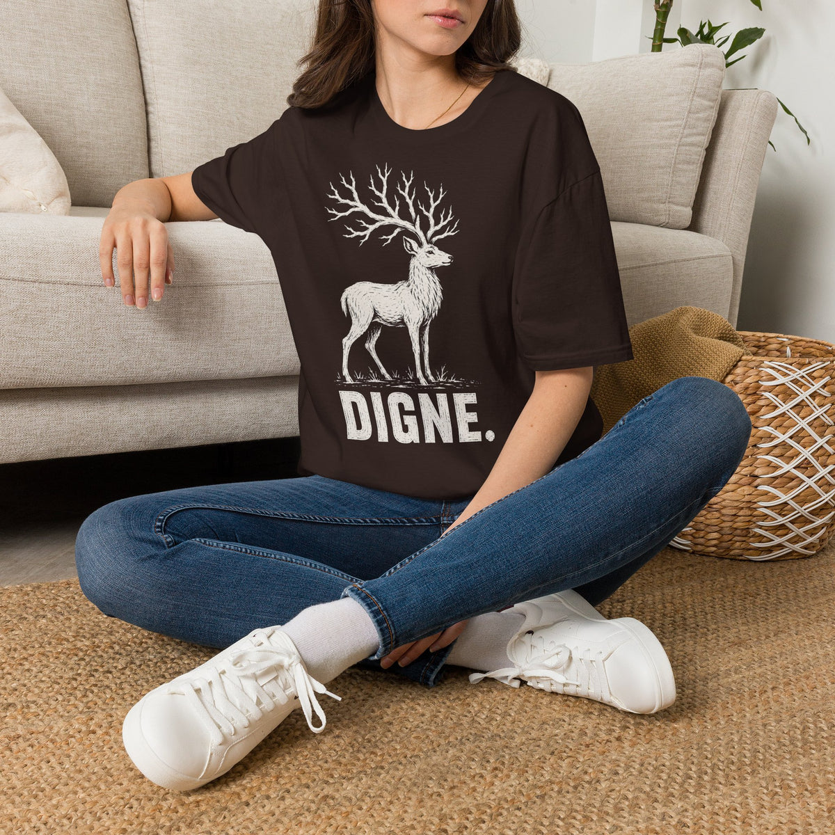 T-shirt illustré avec cerf — « DIGNE. » — T-shirt graphique inspiré de la nature