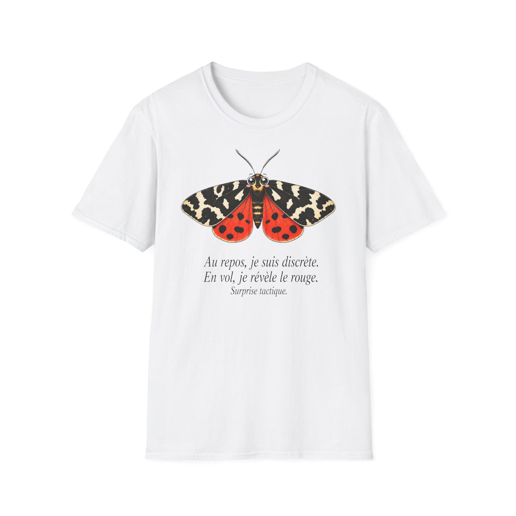 T-shirt illustré avec papillon de nuit — « Au repos, je suis discrète. En vol, je révèle le nuage. »