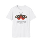 T-shirt illustré avec papillon de nuit — « Au repos, je suis discrète. En vol, je révèle le nuage. »