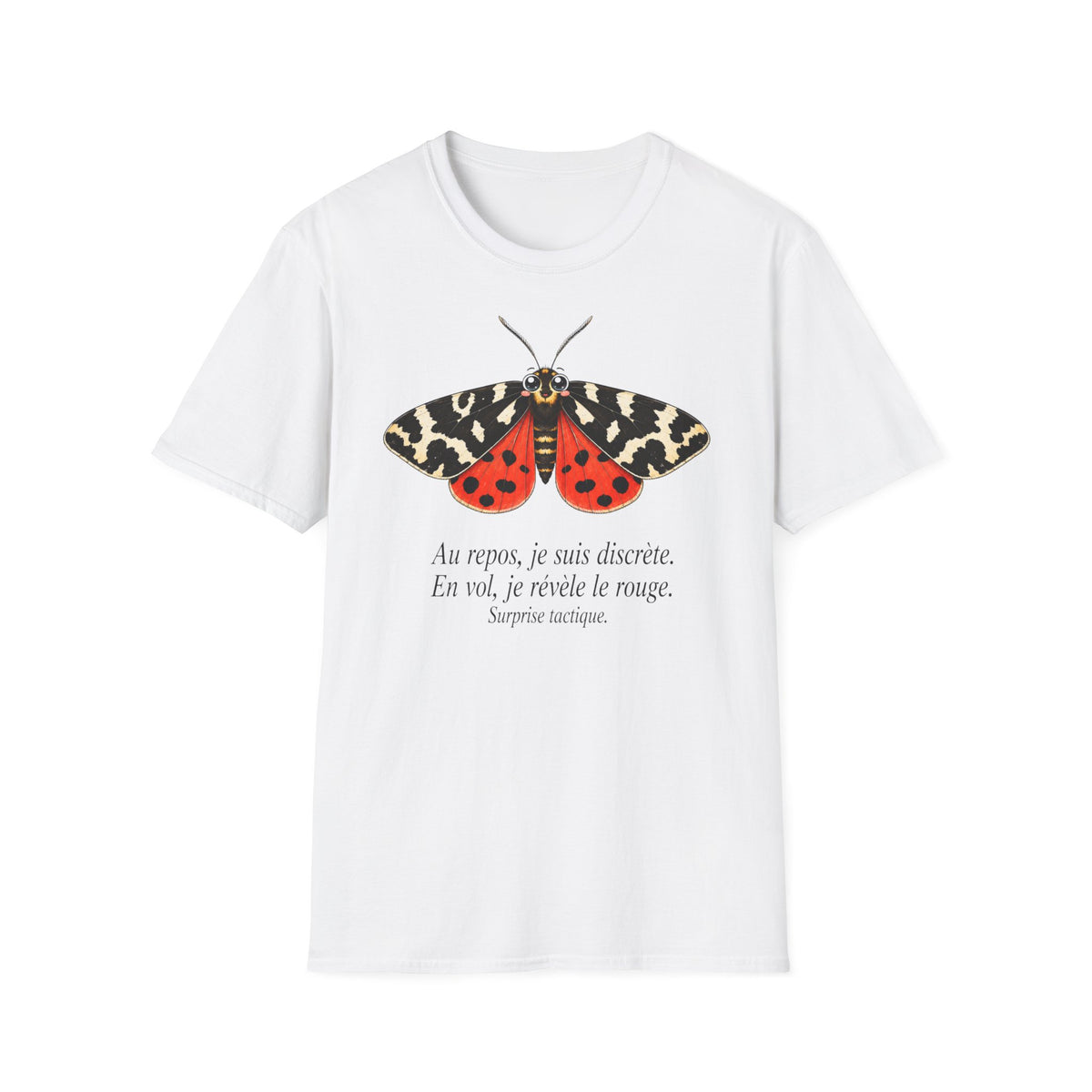T-shirt illustré avec papillon de nuit — « Au repos, je suis discrète. En vol, je révèle le nuage. »