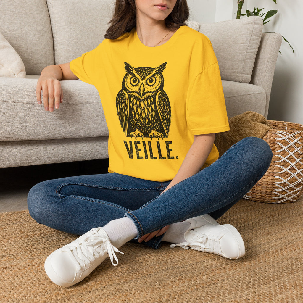 T-shirt illustré avec hibou — « VEILLE. » — T-shirt graphique vintage de veille nocturne