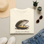 T-shirt — Illustration vintage de moule perlière avec la phrase française « Je peux vivre 200 ans »