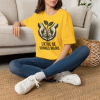 T-shirt — « Entre de bonnes mains » — Illustration graphique de mains tenant une jeune pousse