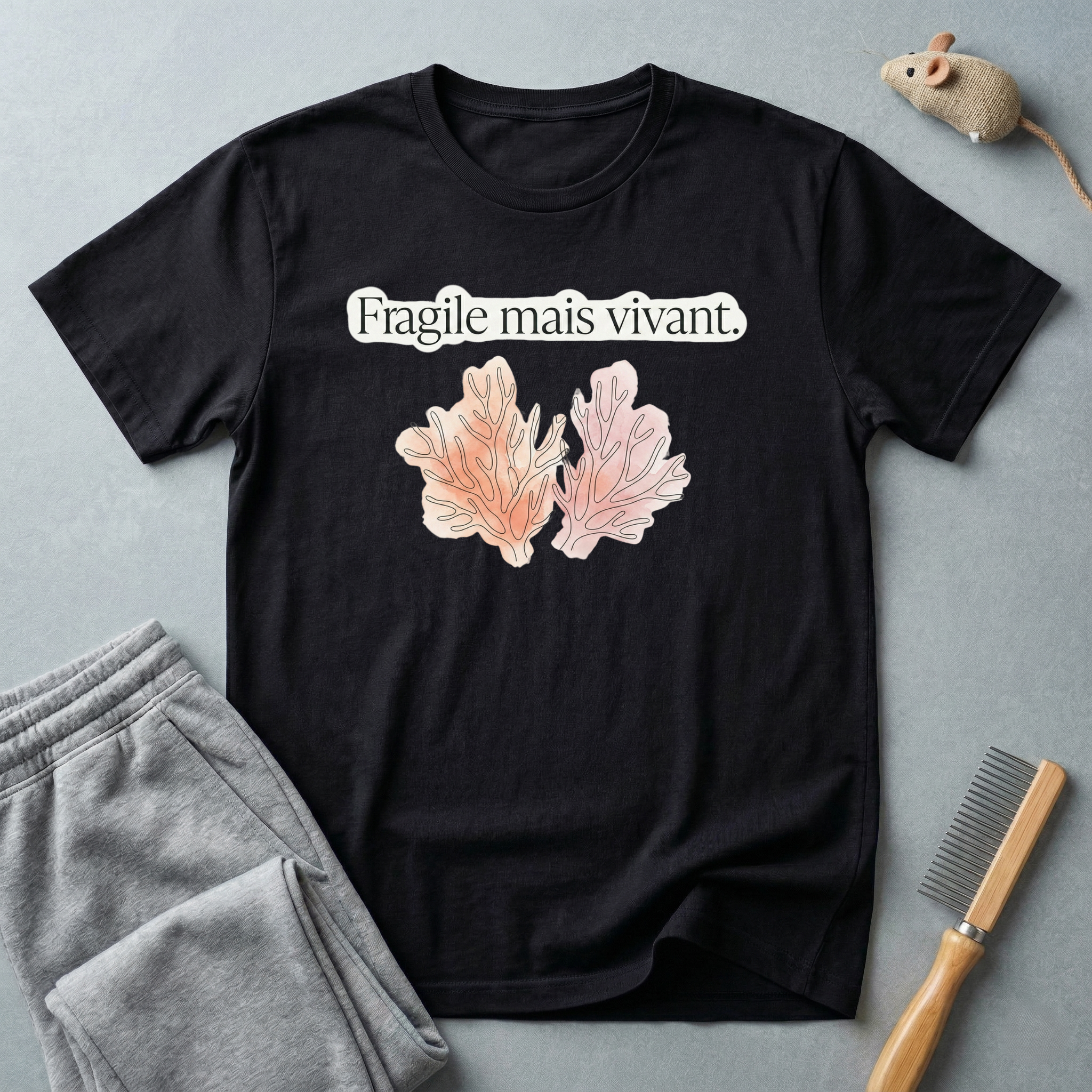 T-shirt floral « Fragile mais vivant. » — T-shirt citation française avec illustration botanique pastel