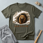 T-shirt «Bear With Me» — T-shirt graphique ours des bois cosy