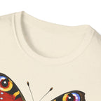 T-shirt illustré avec un papillon — « Ces yeux ne voient rien. Ils font voir ce qu’on soupçonne. Ça suffit. »