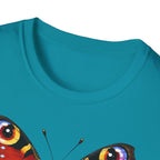 T-shirt illustré avec un papillon — « Ces yeux ne voient rien. Ils font voir ce qu’on soupçonne. Ça suffit. »