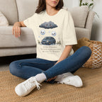 T-shirt — Nuage de pluie mignon avec gouttes de pluie tristes et voiture — Illustration météo drôle et adorable