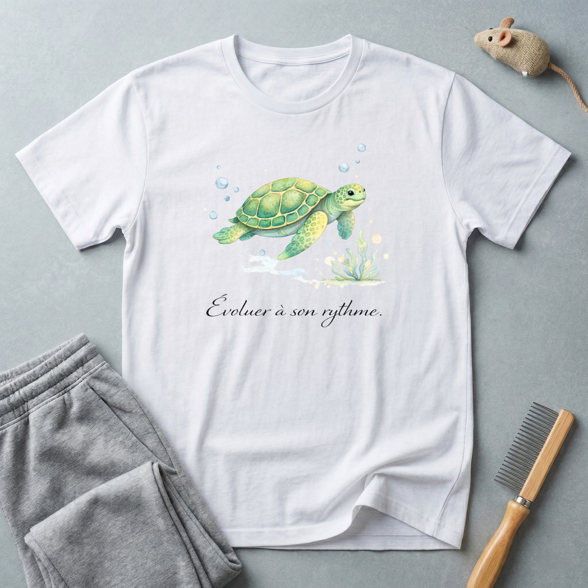 T-shirt aquarelle Tortue marine — T-shirt océan «Évoluer à son rythme.»