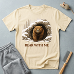 T-shirt «Bear With Me» — T-shirt graphique ours des bois cosy