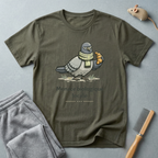 T-Shirt — "Menace biologique locale" Pigeon avec une écharpe et un croissant
