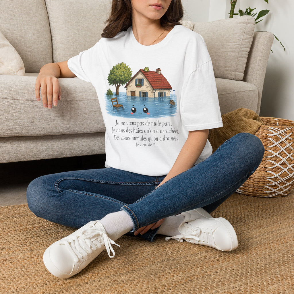 T-shirt « Maison inondée » — Adorable illustration kawaii d’une maison dans les eaux montante