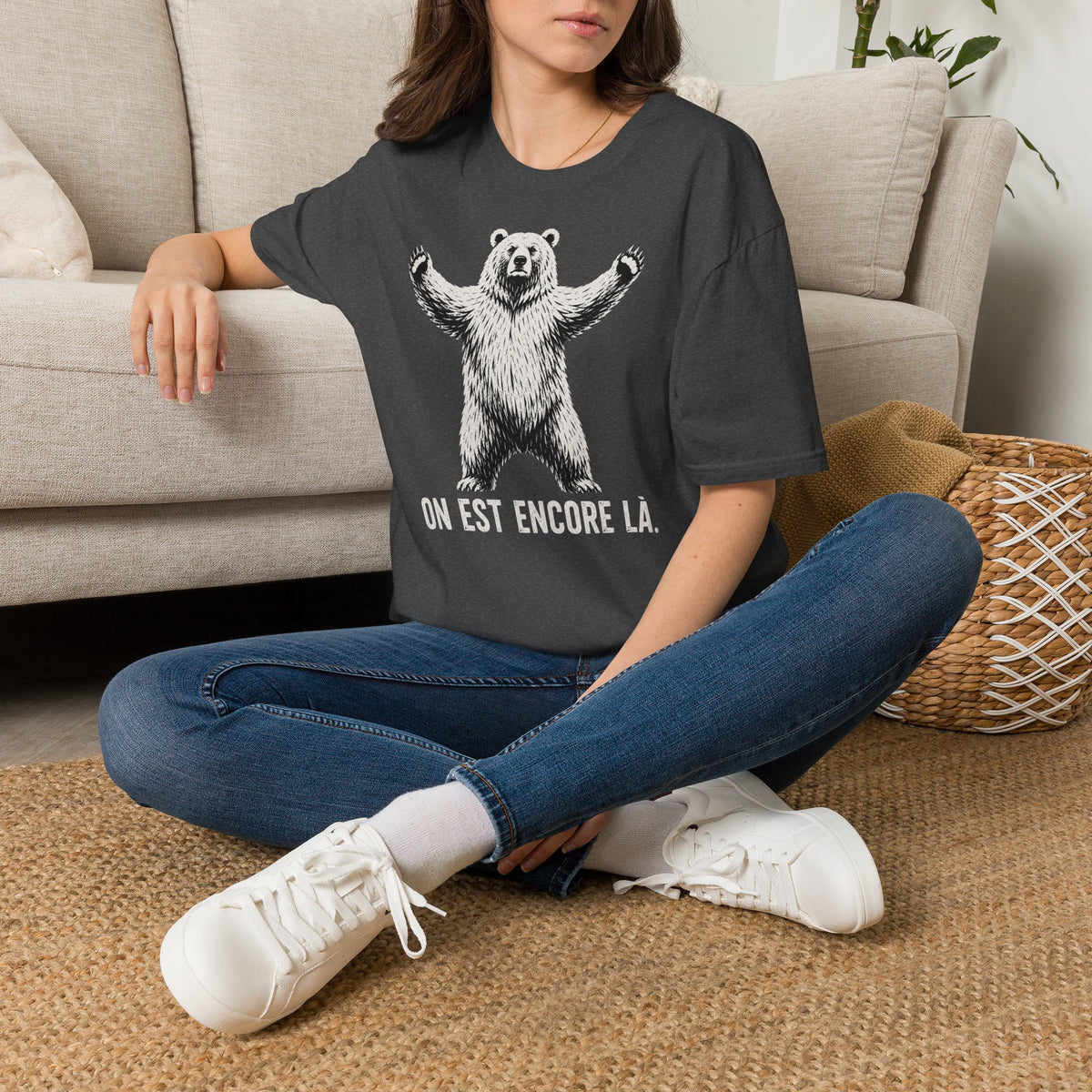 T-shirt graphique avec ours — « On est encore là » — Style vintage