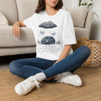 T-shirt — Nuage de pluie mignon avec gouttes de pluie tristes et voiture — Illustration météo drôle et adorable