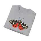 T-shirt illustré avec papillon de nuit — « Au repos, je suis discrète. En vol, je révèle le nuage. »