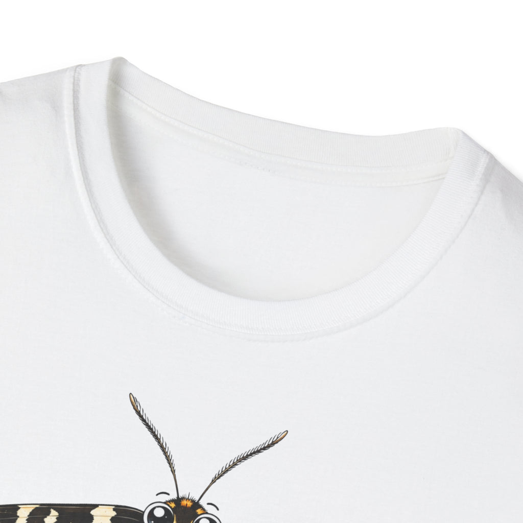 T-shirt illustré avec papillon de nuit — « Au repos, je suis discrète. En vol, je révèle le nuage. »