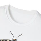 T-shirt illustré avec papillon de nuit — « Au repos, je suis discrète. En vol, je révèle le nuage. »