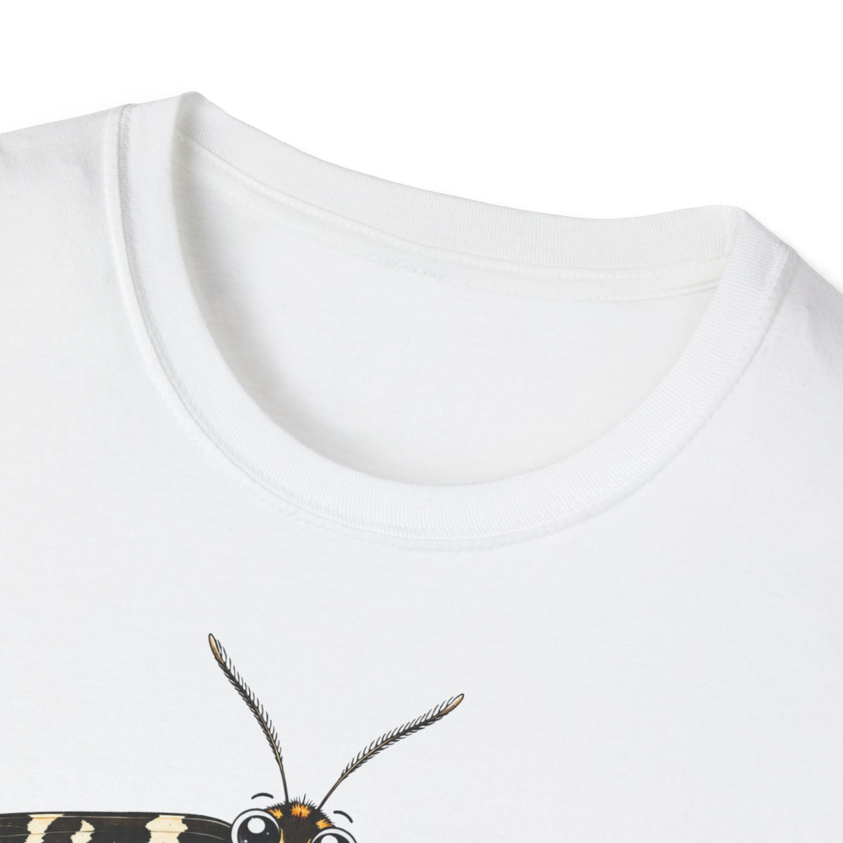 T-shirt illustré avec papillon de nuit — « Au repos, je suis discrète. En vol, je révèle le nuage. »