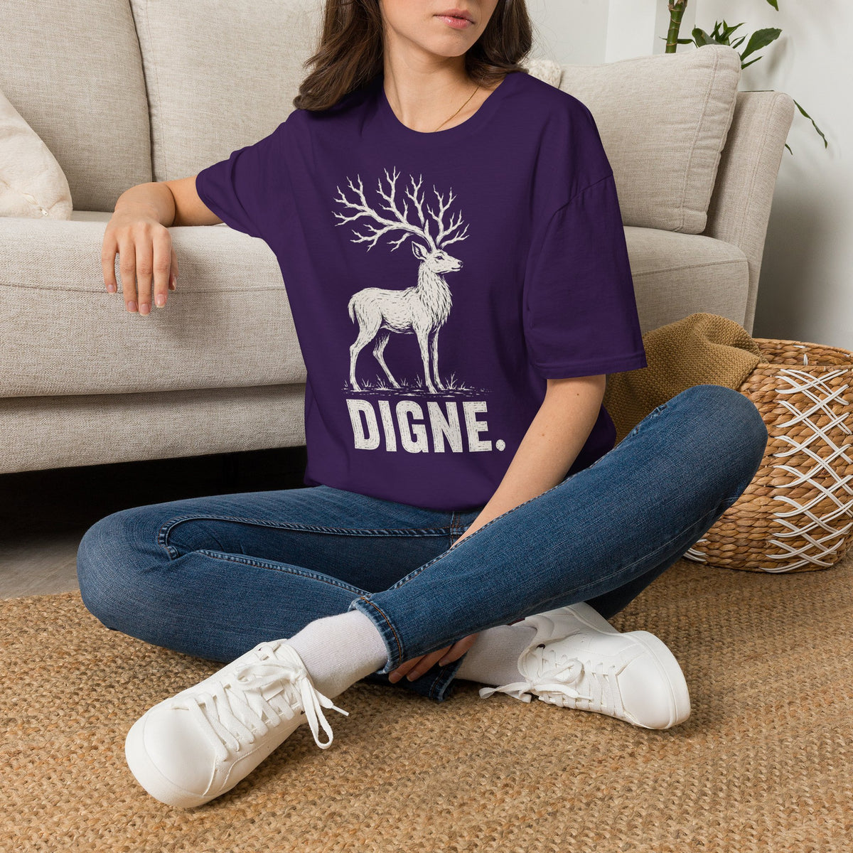 T-shirt illustré avec cerf — « DIGNE. » — T-shirt graphique inspiré de la nature