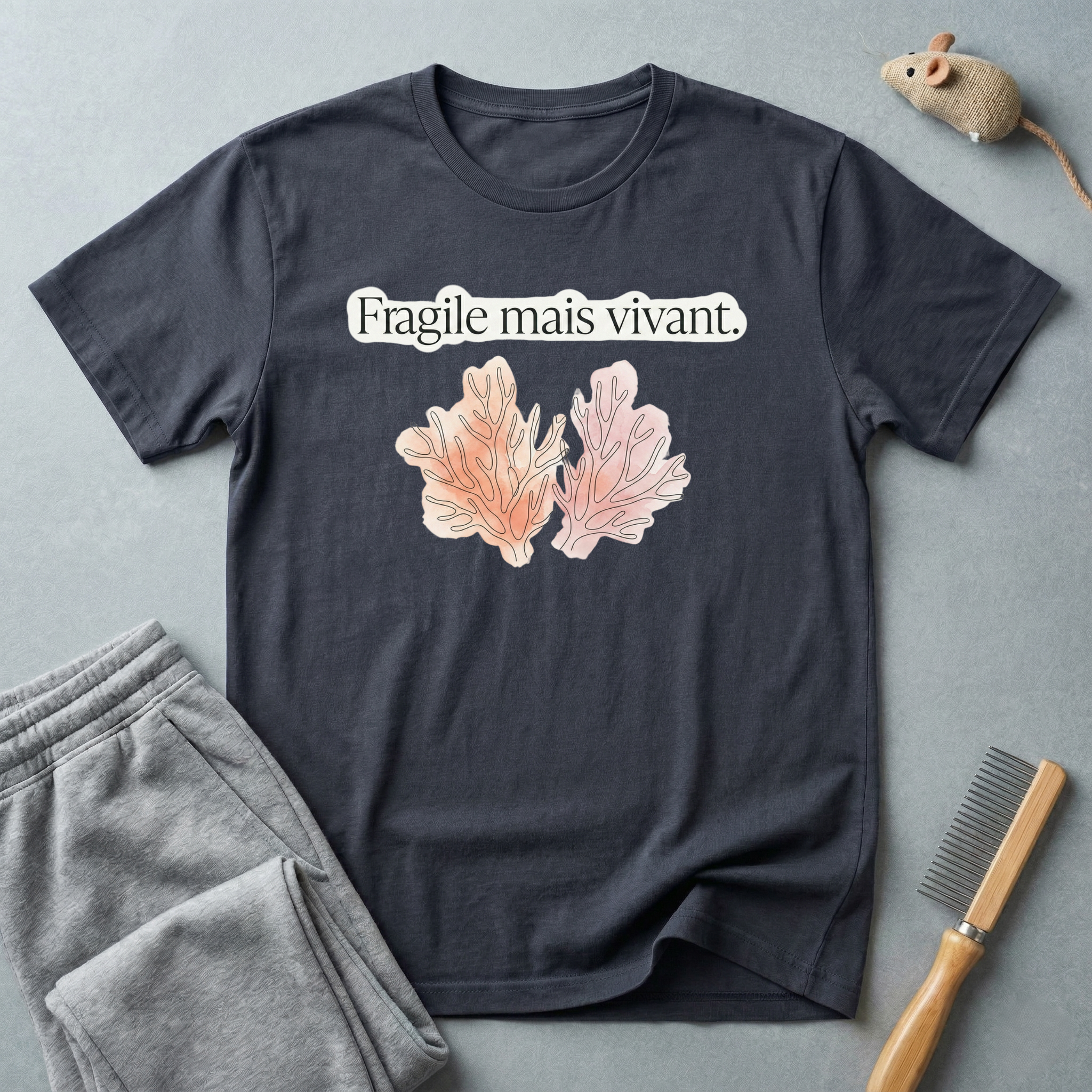 T-shirt floral « Fragile mais vivant. » — T-shirt citation française avec illustration botanique pastel