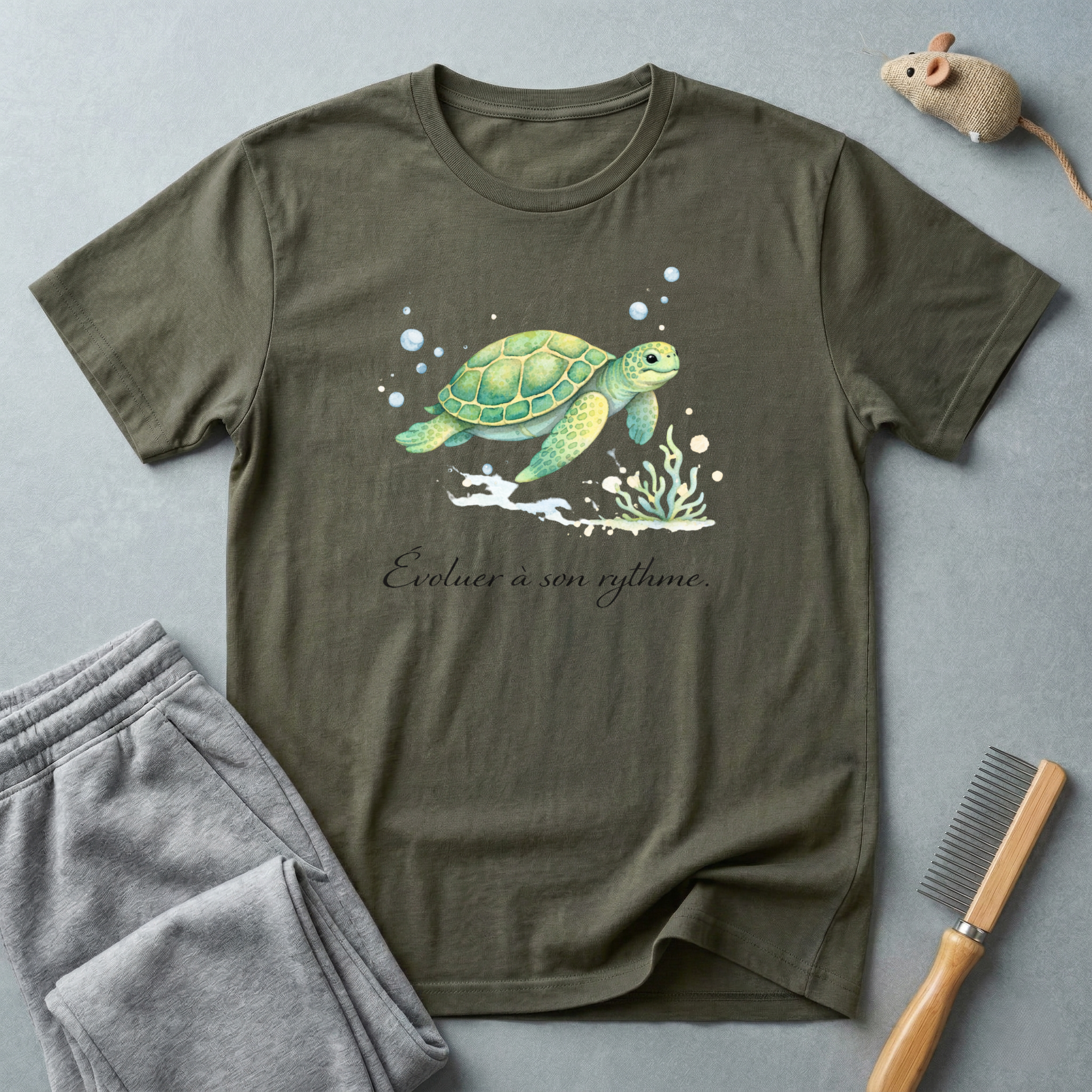 T-shirt aquarelle Tortue marine — T-shirt océan «Évoluer à son rythme.»