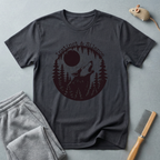 T-shirt loup hurlant — T-shirt graphique forêt et lune «Instinct & Science»