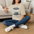 T-shirt — Nuage de pluie mignon avec gouttes de pluie tristes et voiture — Illustration météo drôle et adorable