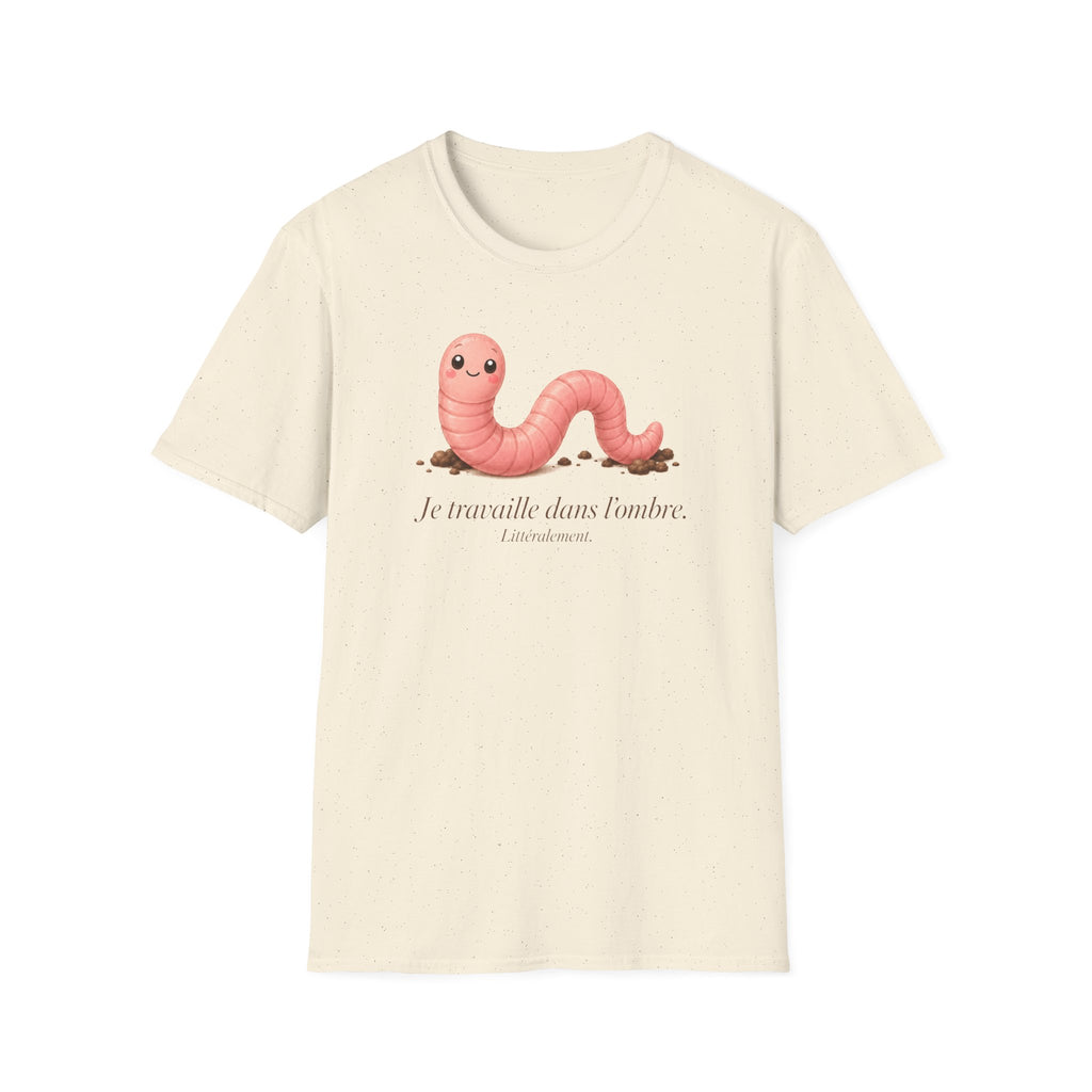 T-shirt avec ver de terre mignon — « Je travaille dans l’ombre »
