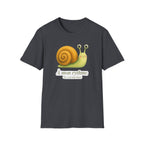 T-shirt illustré avec escargot — « À mon rythme. » — Adorable T-shirt « slow living »