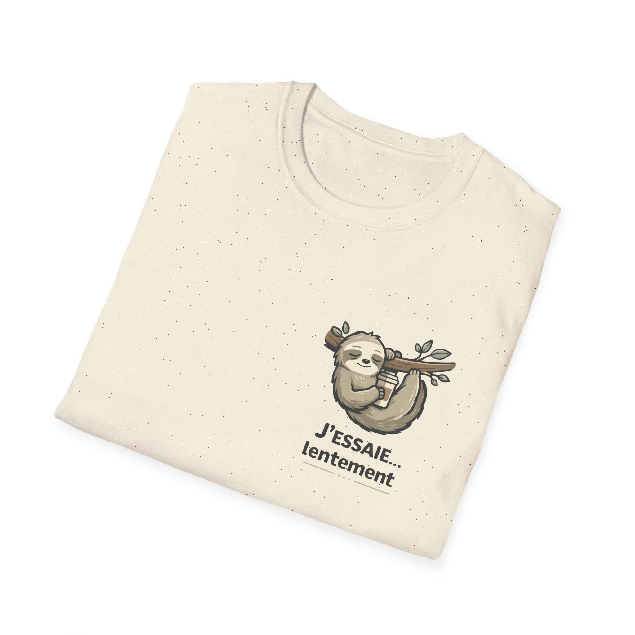 Sloth Illustration T-Shirt — "J'essaie... mais lentement" Cute Relaxed Vibe Tee